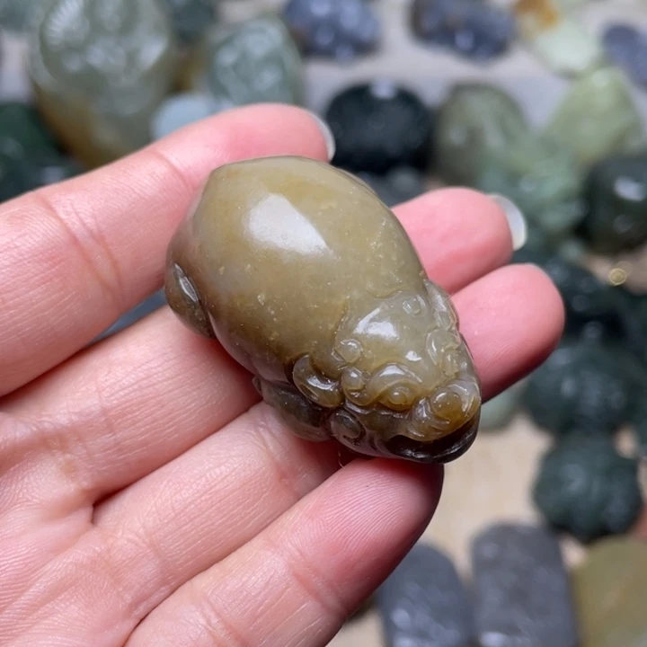 和田玉未镶嵌颈饰有棉点