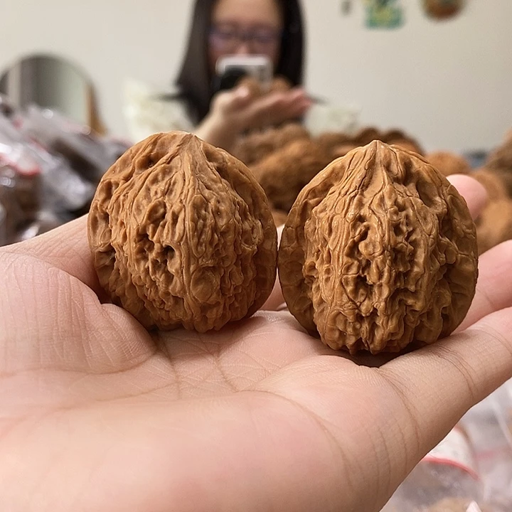 文玩核桃吊坠红狮子37