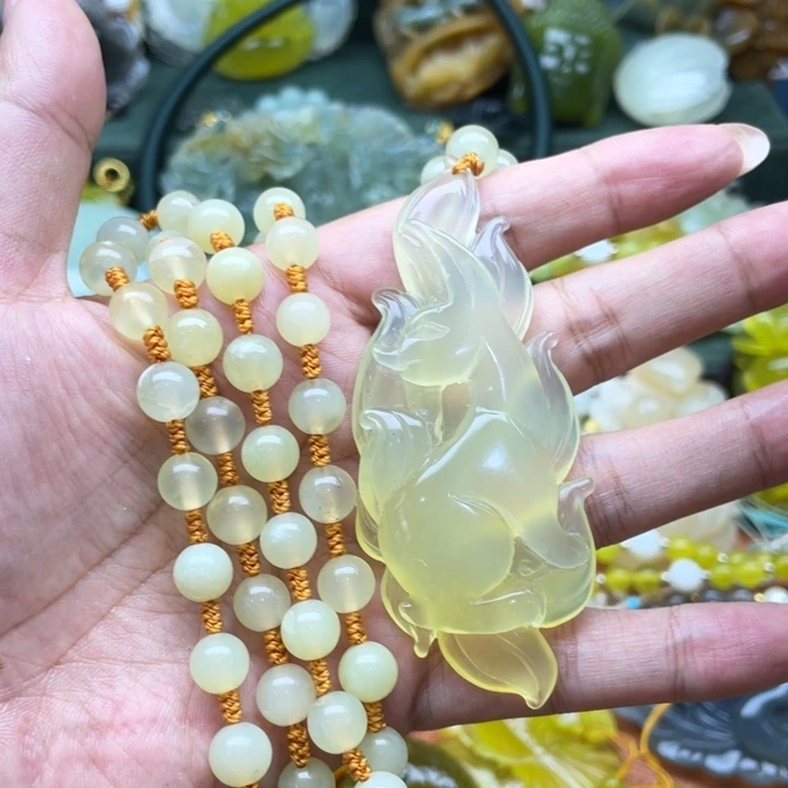 蛇纹石玉未镶嵌颈饰