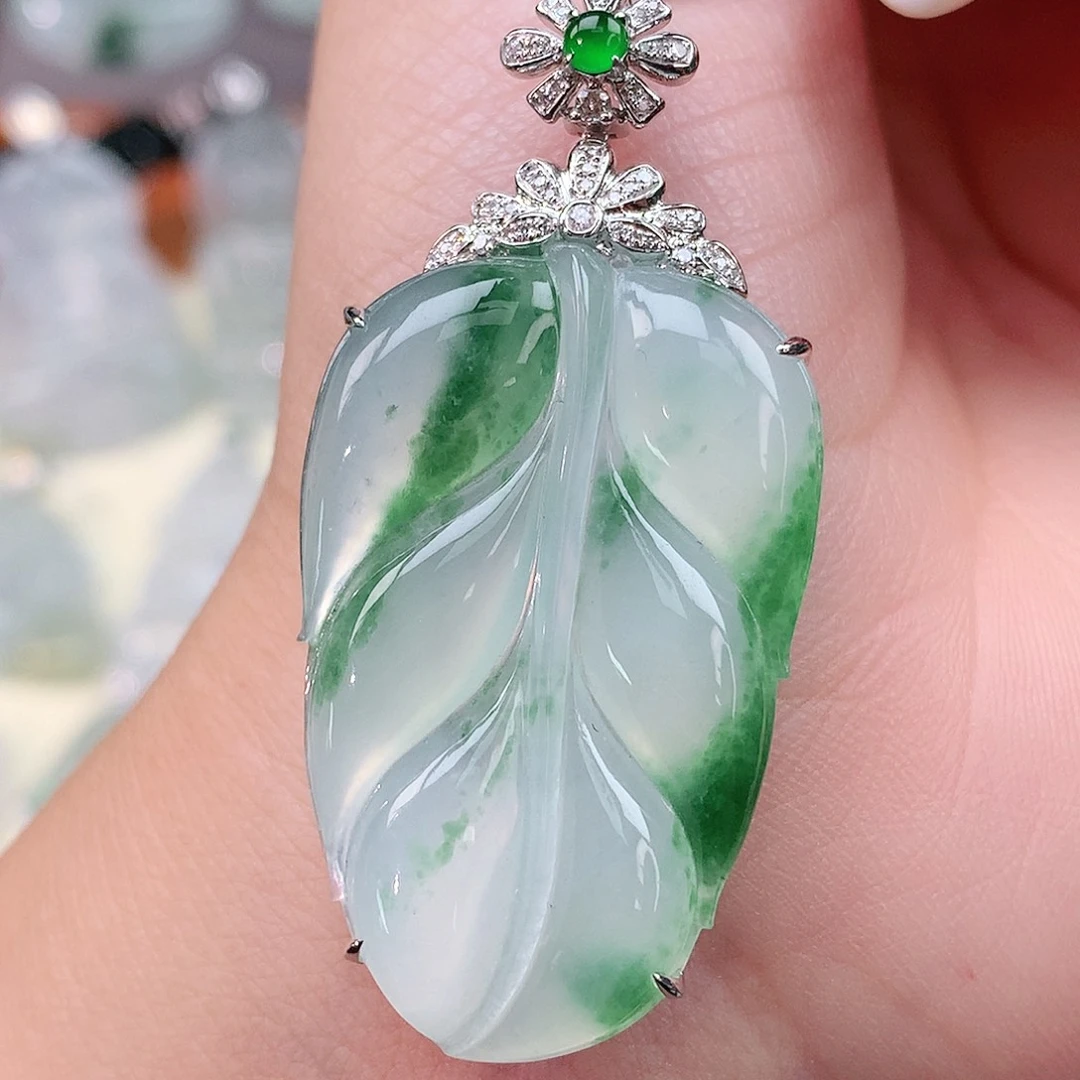 颈饰18K金镶嵌翡翠叶子