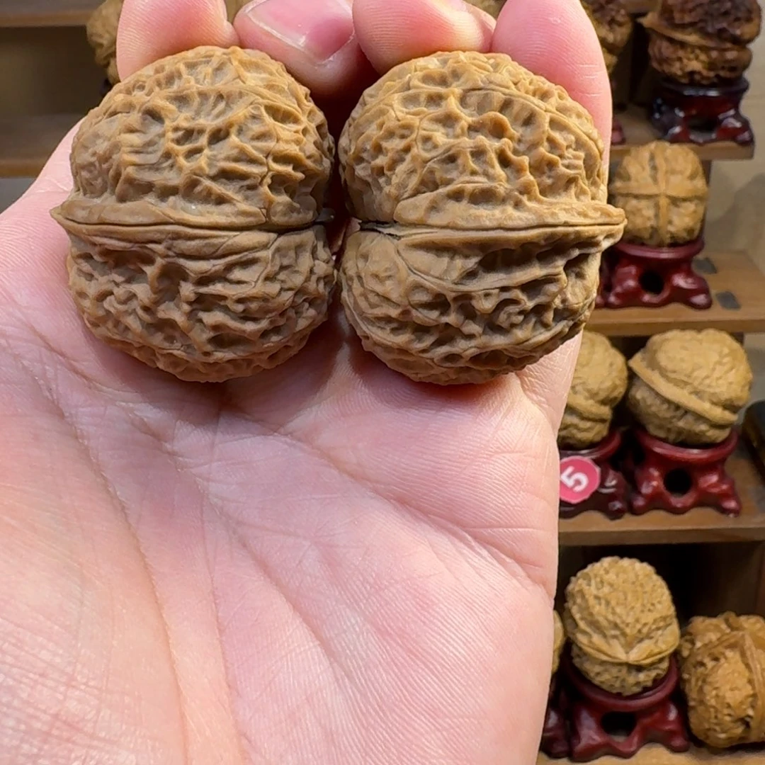 铁核桃把件龙鳞元宝