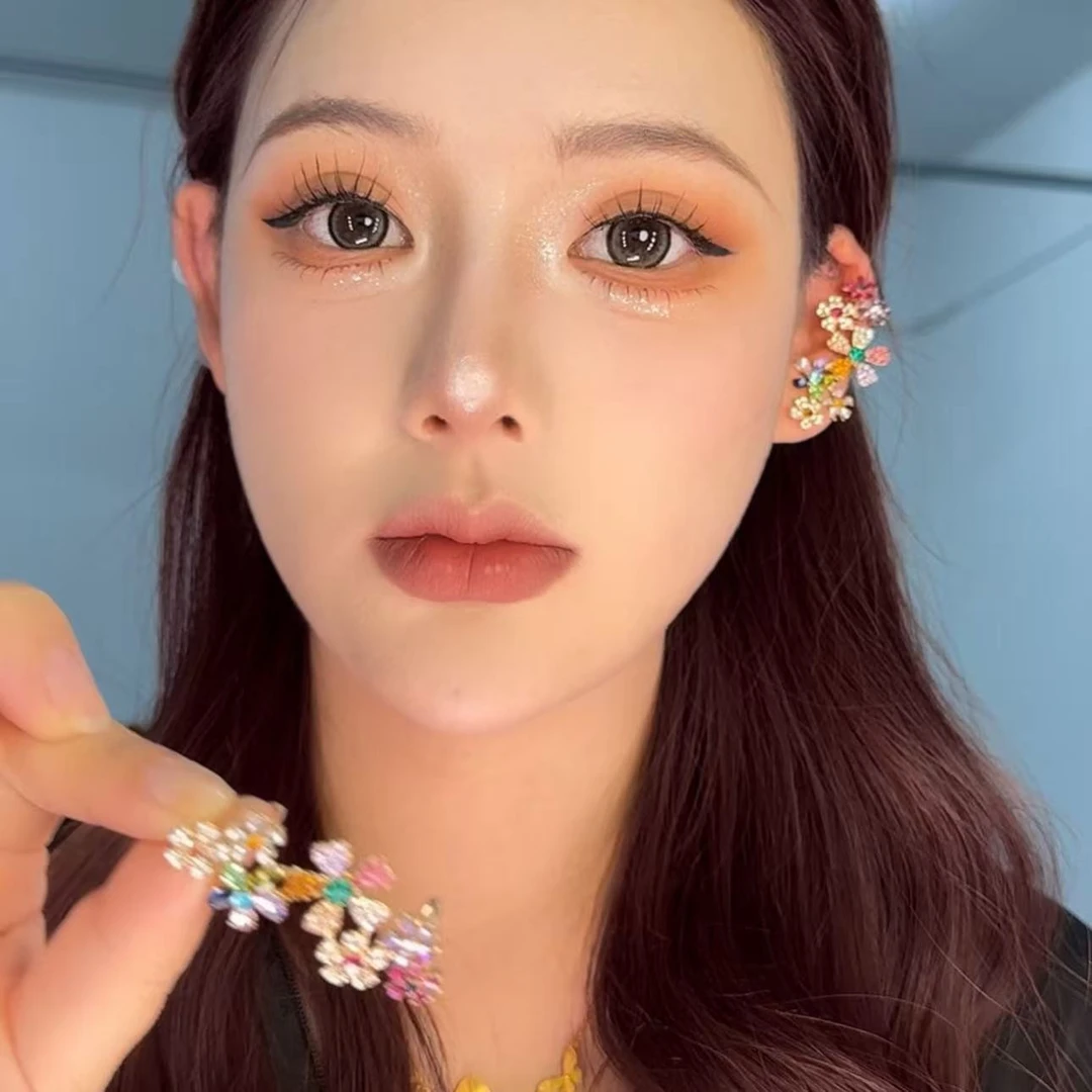 合金耳饰 多巴胺撞色花朵耳钉轻奢高级感耳骨夹独特漂亮夸张耳饰