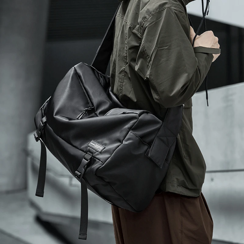 机能斜挎包男出行大容量斜背包潮流旅行包多功能邮差包骑行包男包