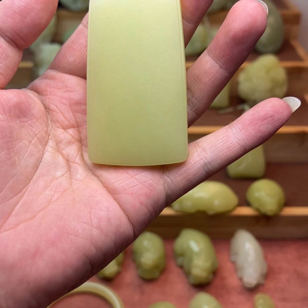 老***张和田玉（黄玉）未镶嵌颈饰