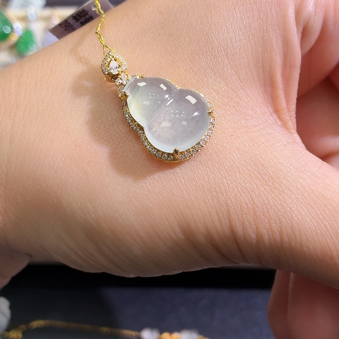 翡翠18K金镶嵌颈饰