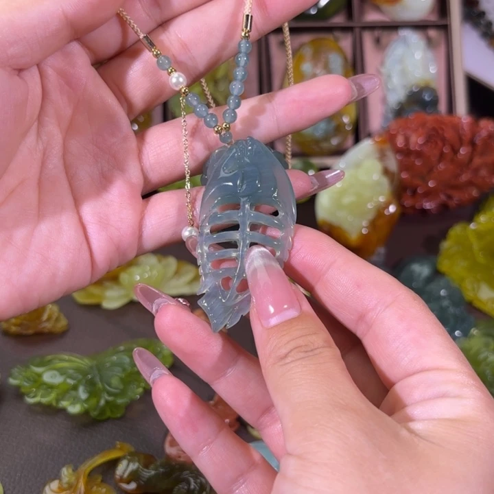 未镶嵌蛇纹石玉颈饰