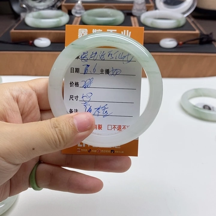 爱***女石英质玉手镯未镶嵌