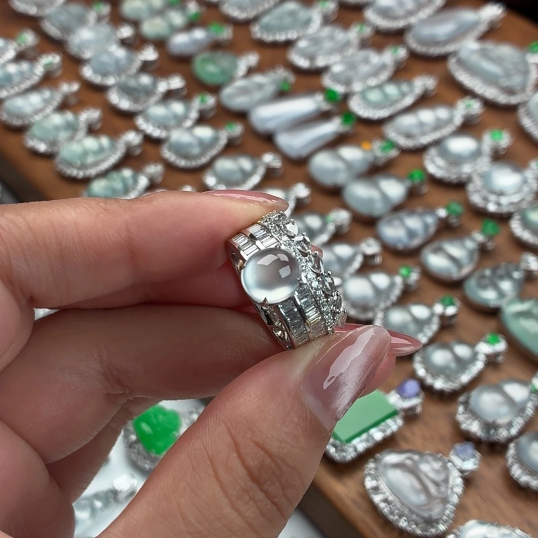 翡翠18K金镶嵌颈饰蛋面戒指