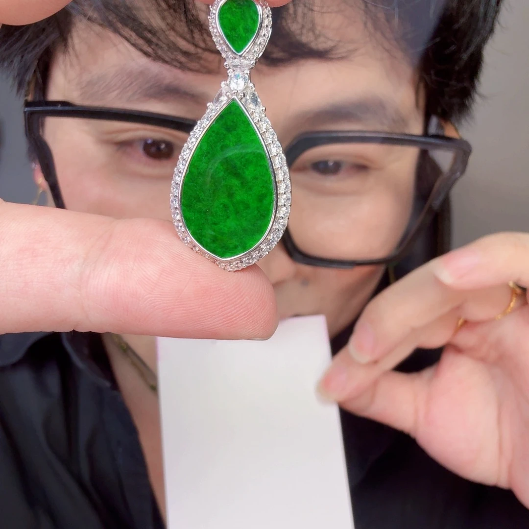 翡翠未镶嵌颈饰一件