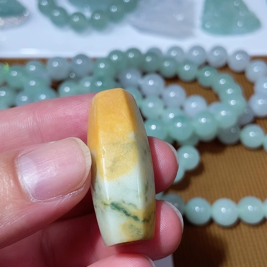 翡翠未镶嵌颈饰一