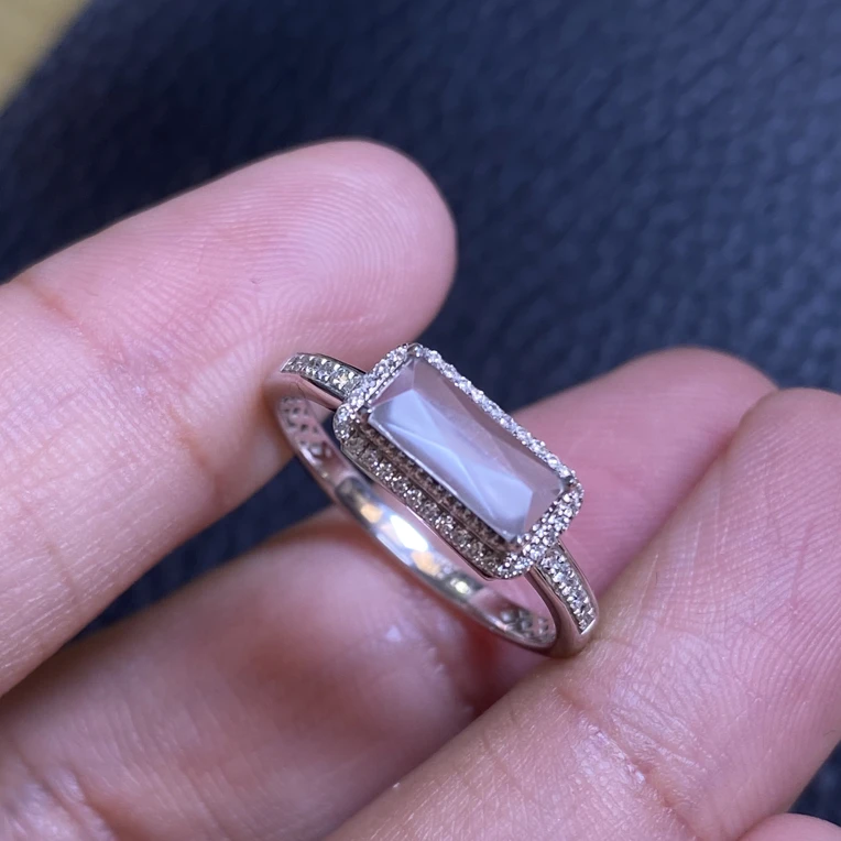 18K金镶嵌翡翠戒指时尚精致