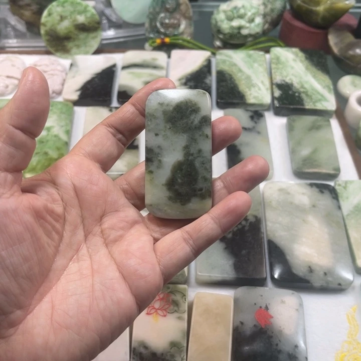 独山玉颈饰未镶嵌丰*