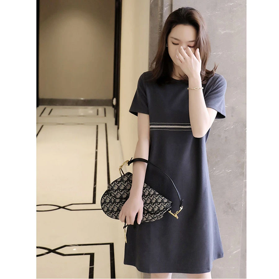 25年夏季新款蛇骨纹刺绣灰色连衣裙女圆领休闲短袖直筒T恤时尚裙
