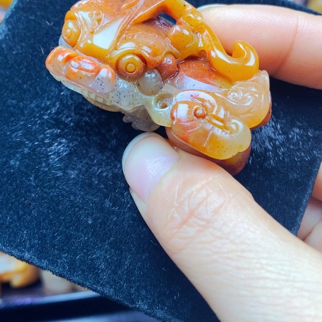 未镶嵌石英质玉（黄龙玉）颈饰