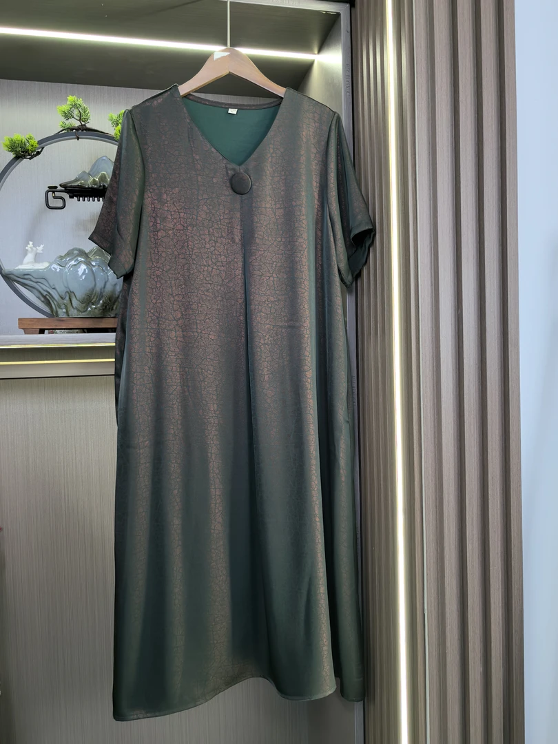 （彩金）2025年新款夏季V领人丝大版宽松显瘦气质优雅长款连衣裙