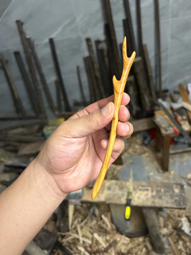 纯手工桃木发簪，长18左右。手感细腻光滑