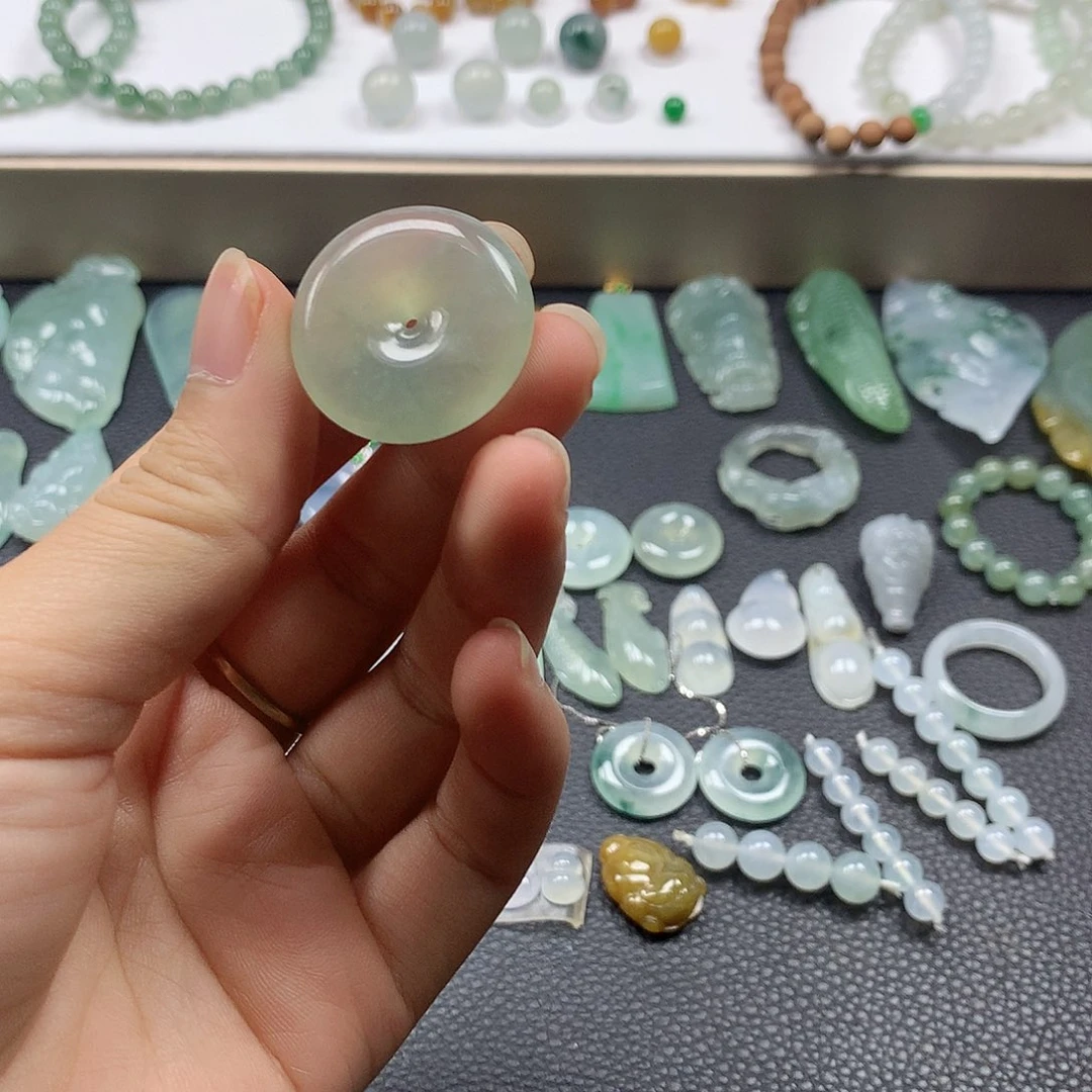 翡翠未镶嵌颈饰平安扣