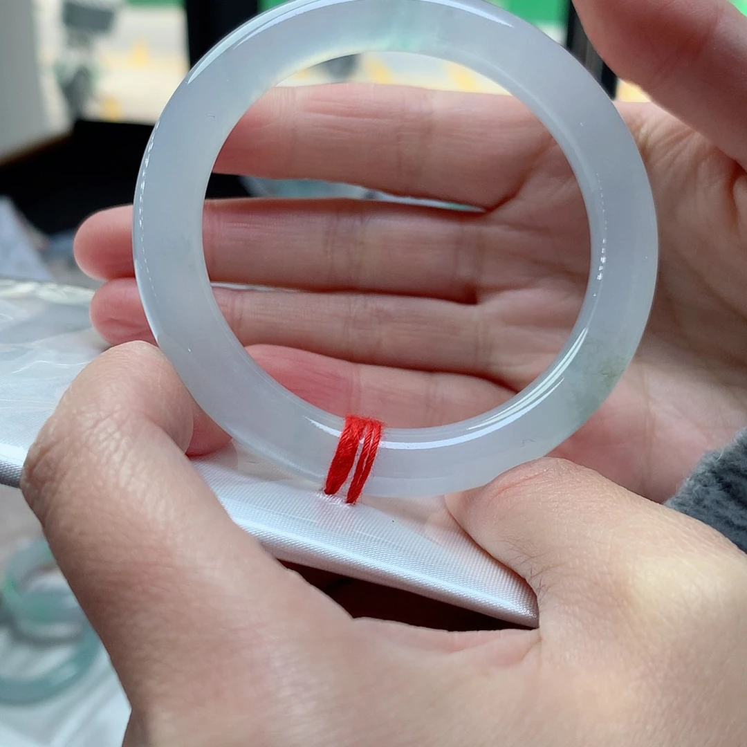 翡翠手镯未镶嵌翡翠