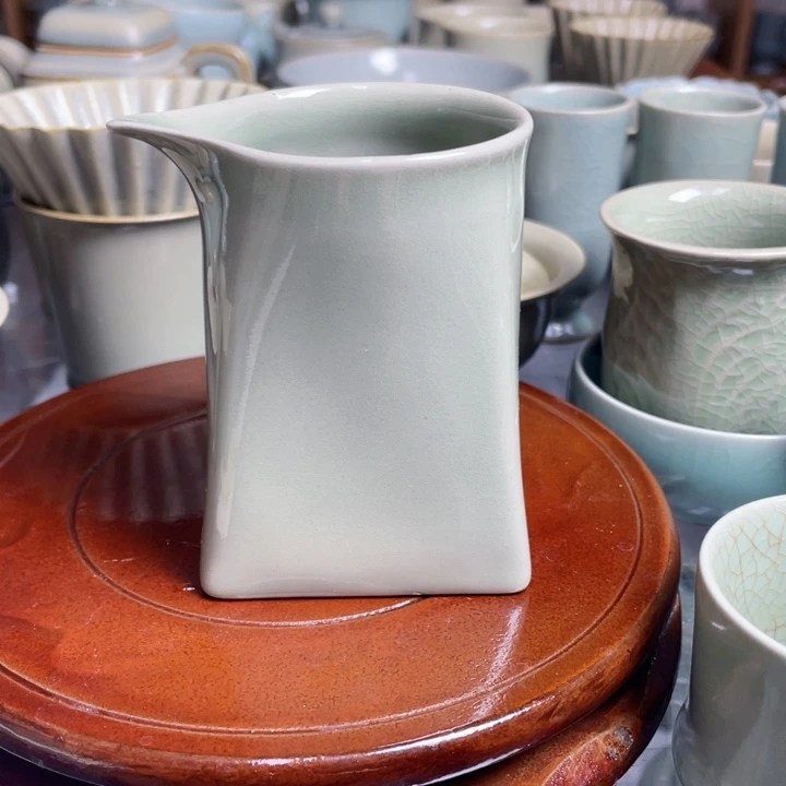 原矿釉汝瓷豆绿色天圆地方公道杯微瑕