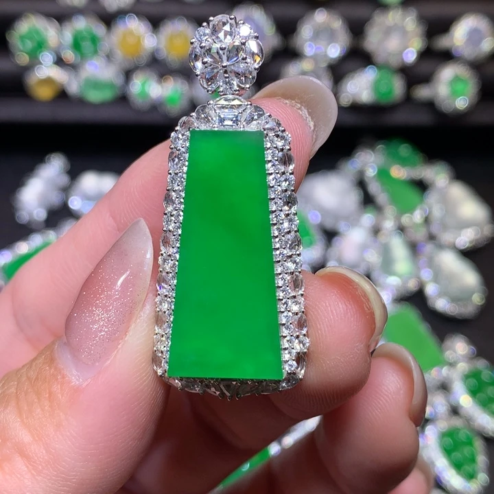 翡翠18K金镶嵌颈饰高冰正阳无事牌