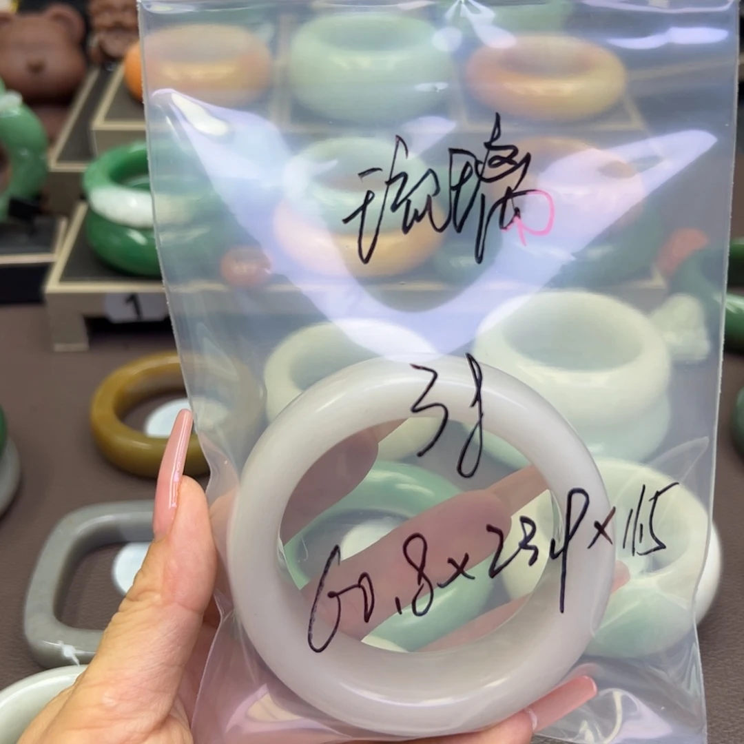 未镶嵌手镯石英岩玉琉*