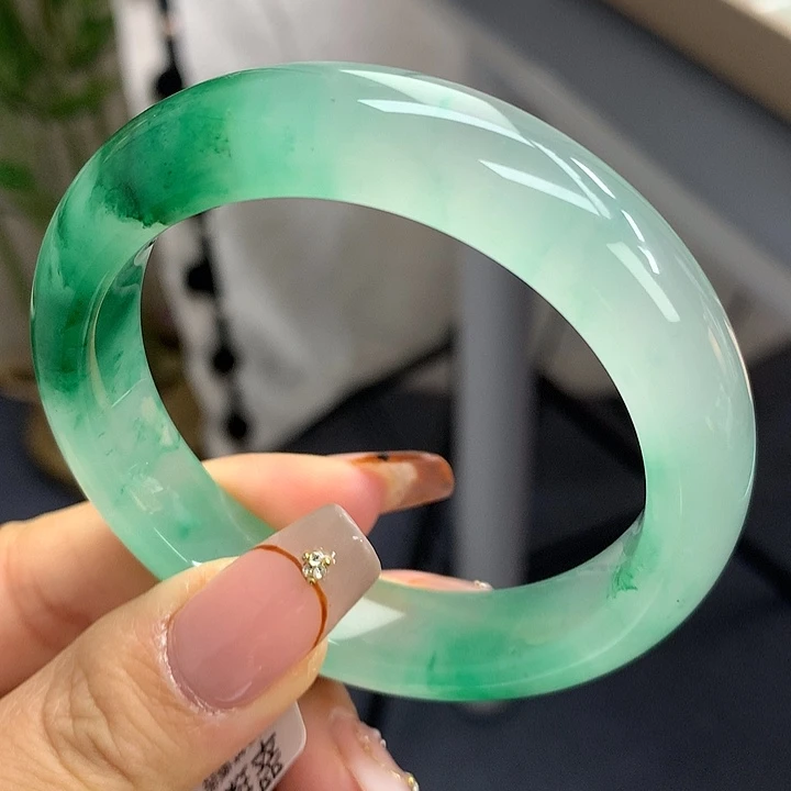 未镶嵌手镯石英质玉