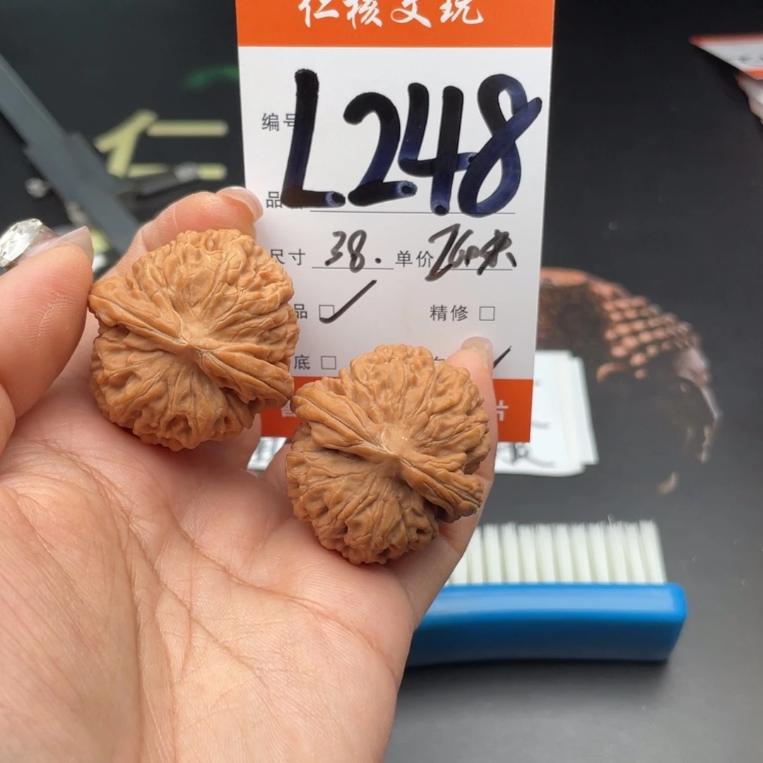 冷***。把件文玩核桃38尺寸莲花