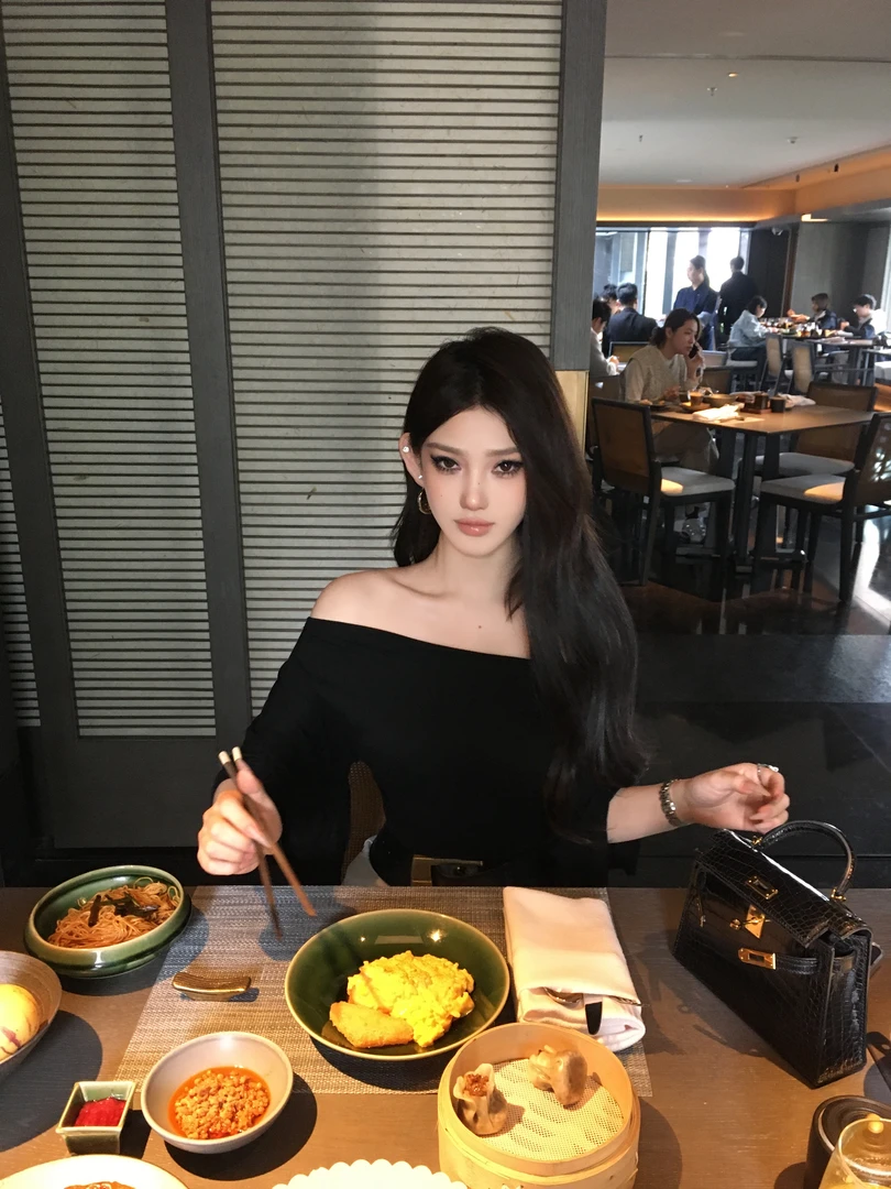 ChiclyNana 欧美风辣妹上衣个性喇叭袖堆叠感一字肩纯色露肩t恤女