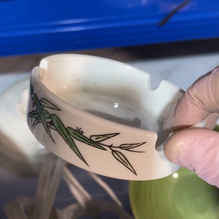 瓷片白玫牌烟灰缸口径9厘米