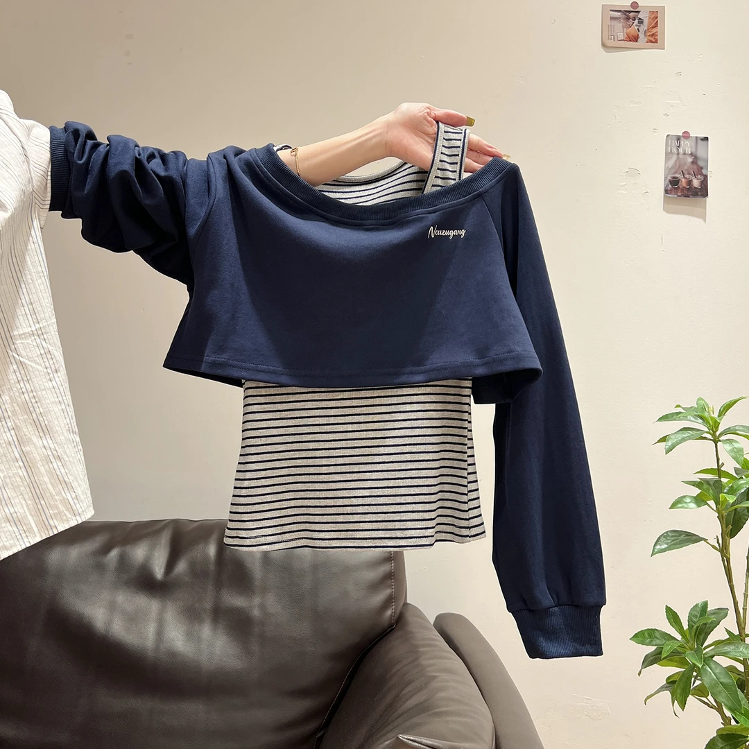 藏蓝色斜肩露肩不规则短款卫衣女2025早秋条纹撞色背心真两件上衣