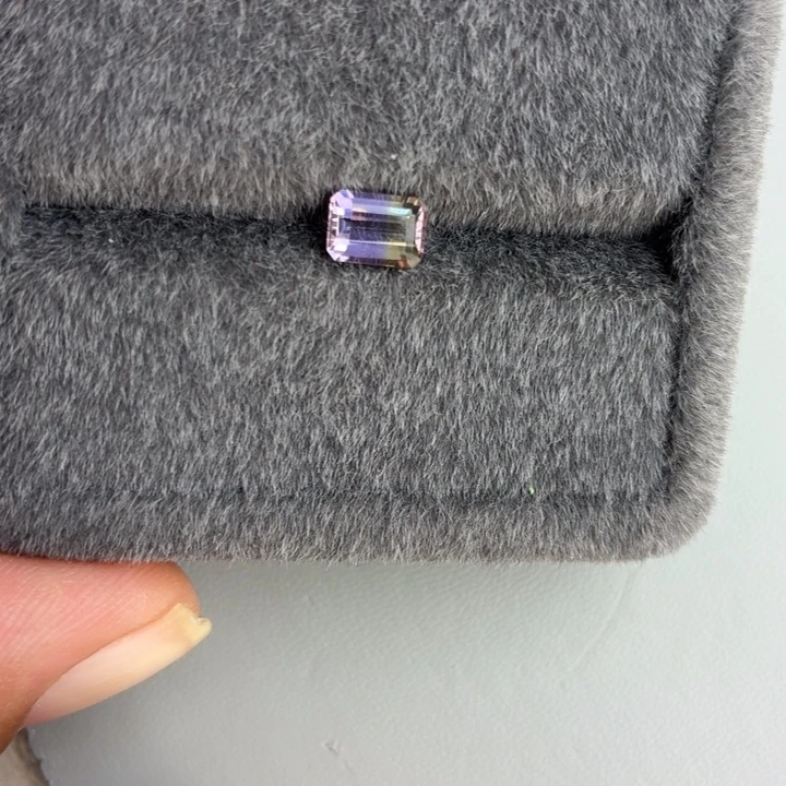 未镶嵌笔搁紫晶裸石1粒