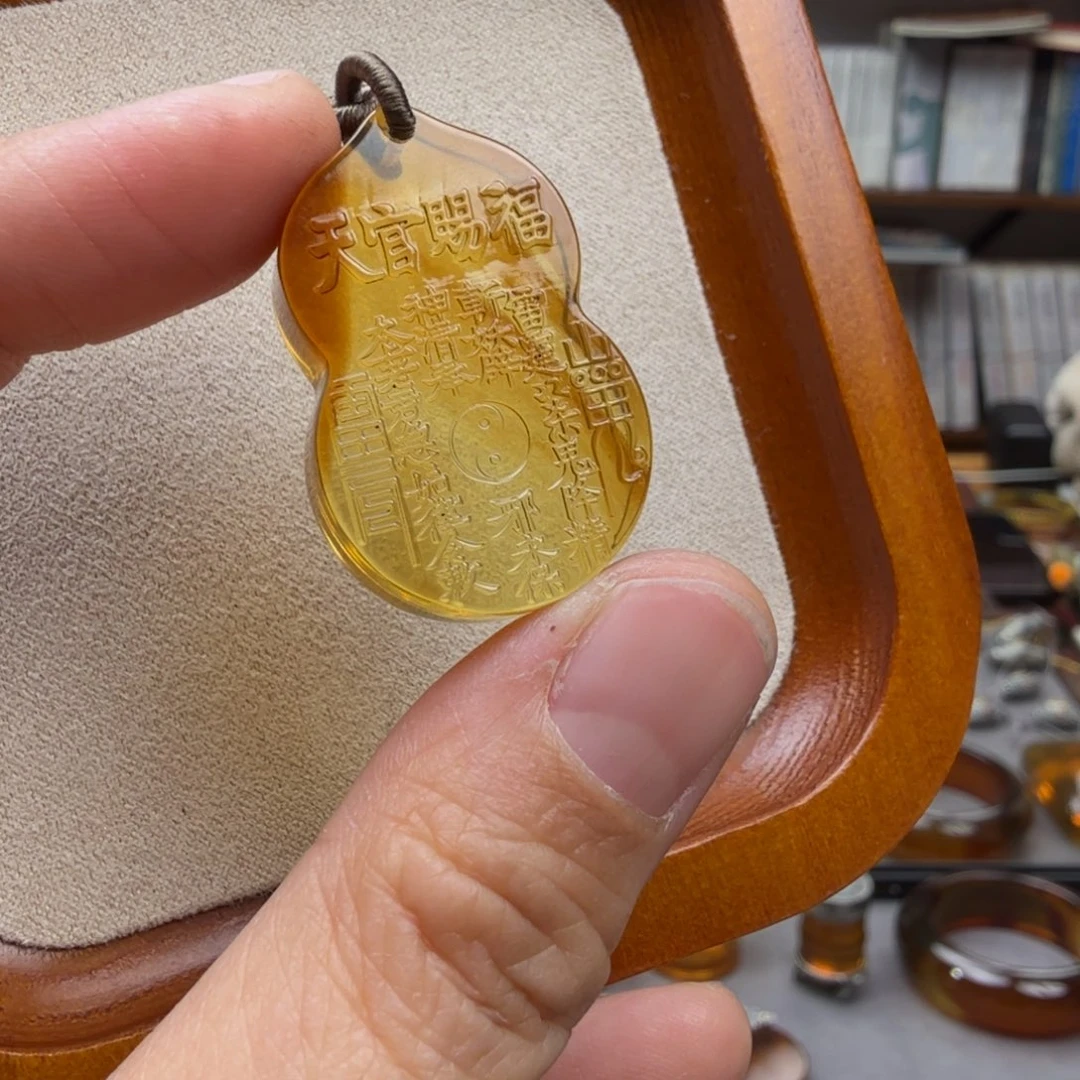 琥珀颈饰未镶嵌天官