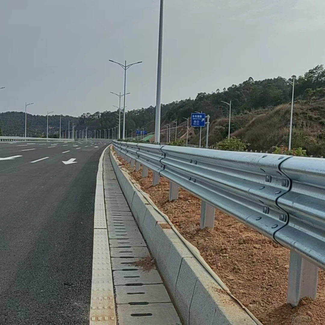 公路波形护栏板热镀锌喷塑乡村马路三波型梁防撞隔离栏