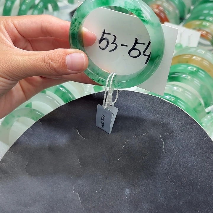 未镶嵌手镯石英质玉（非洲翠）