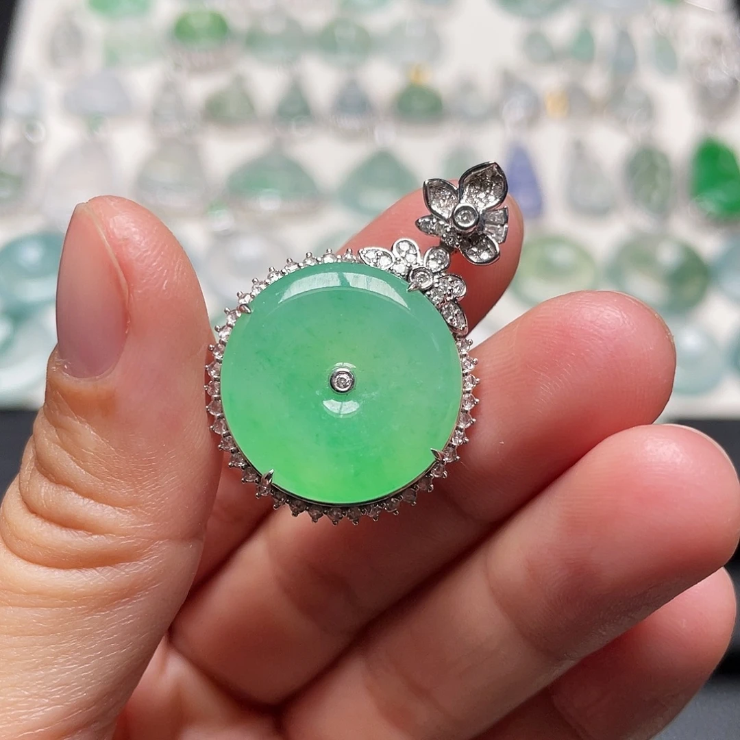 翡翠18K金镶嵌颈饰平安扣