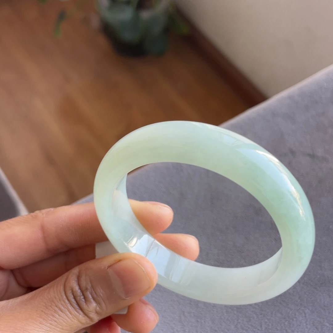 翡翠未镶嵌手镯浅绿