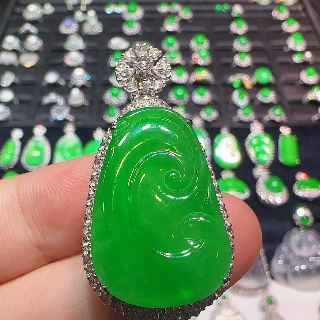 翡翠18K金镶嵌颈饰吊坠