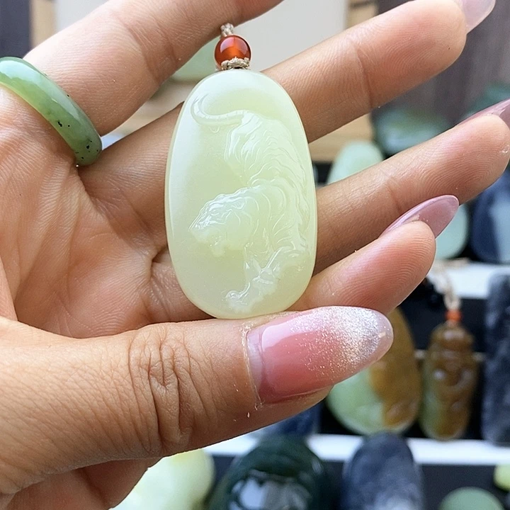 和田玉未镶嵌颈饰新疆若羌黄口虎虎生威精美吊坠