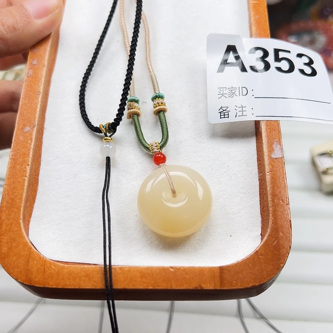 别***、石英质玉合金颈饰