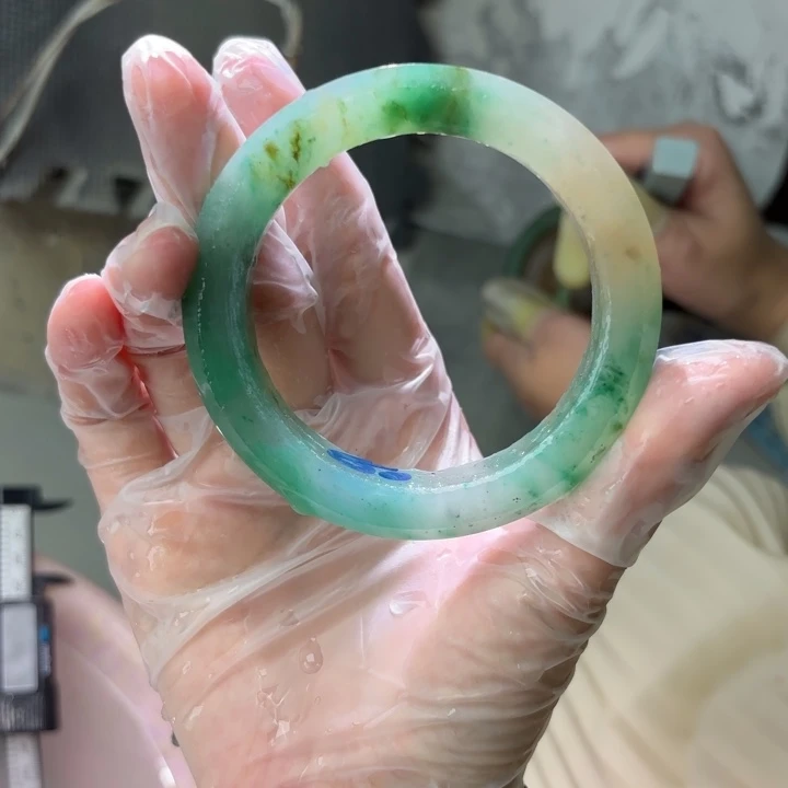 小***熊未镶嵌手镯石英质玉（非洲翠）定制