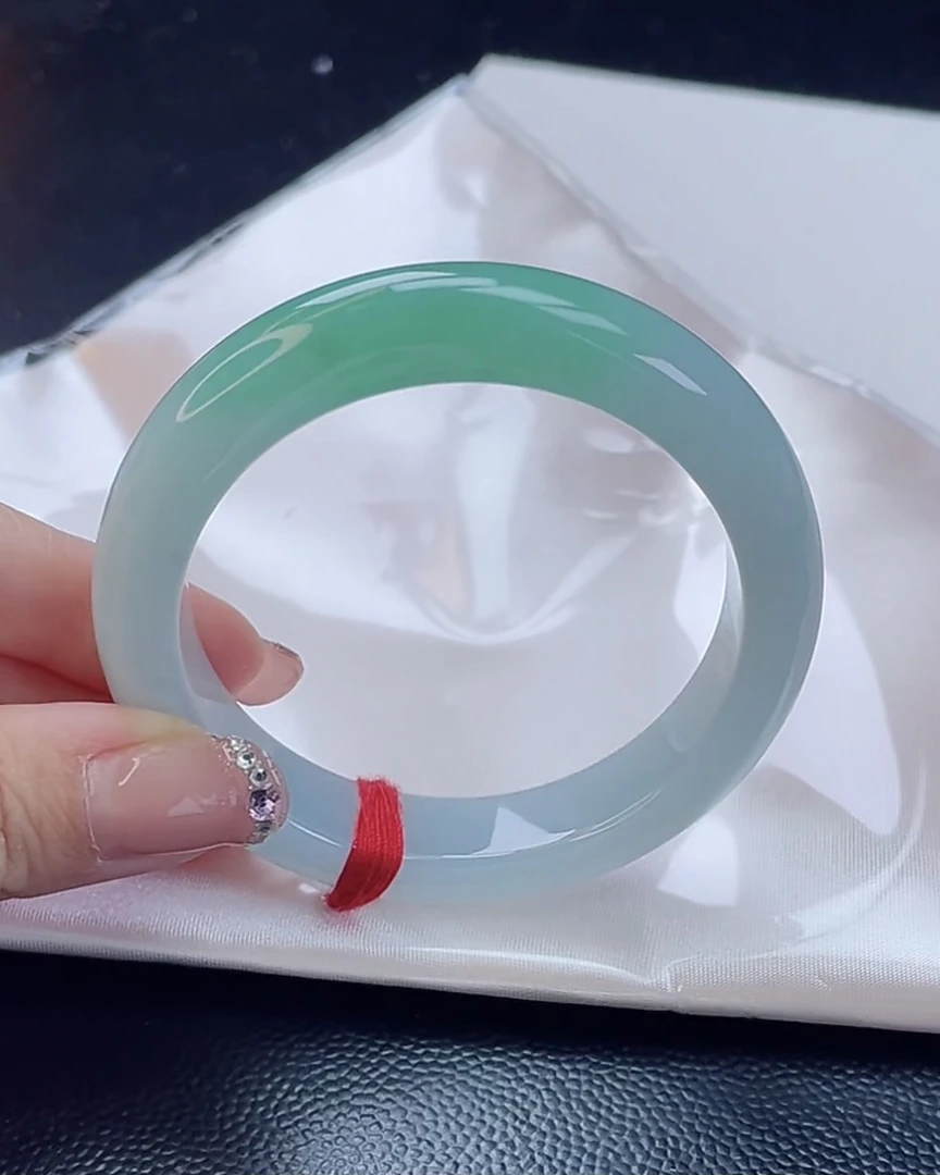 翡翠手镯未镶嵌翡翠