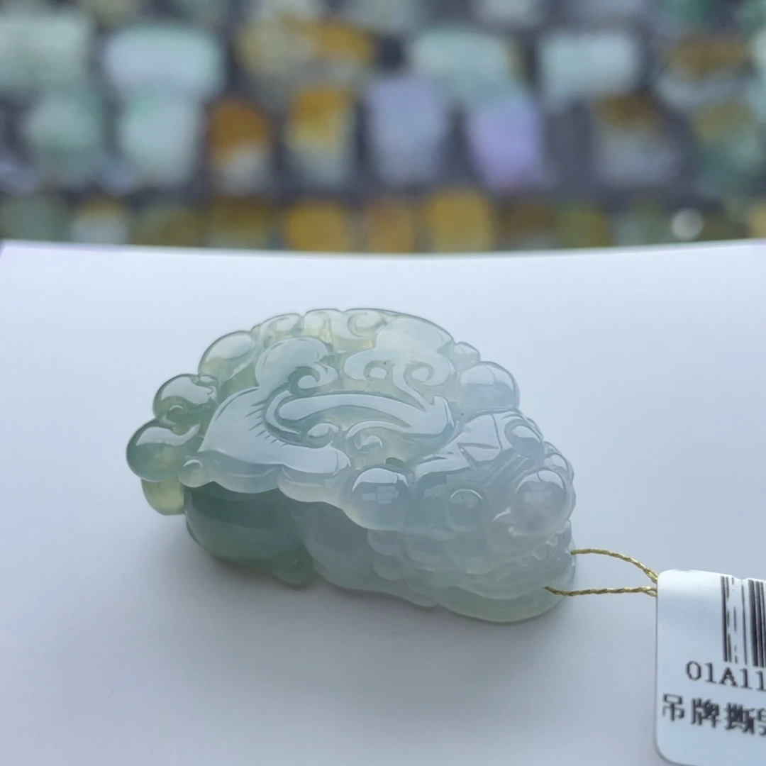 吉***啦翡翠未镶嵌颈饰貔貅