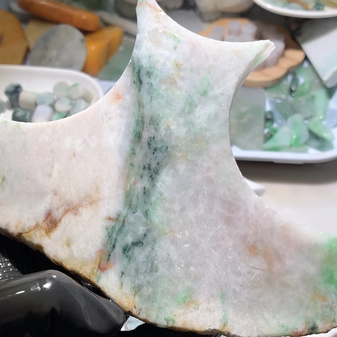 翡翠未镶嵌颈饰边角料