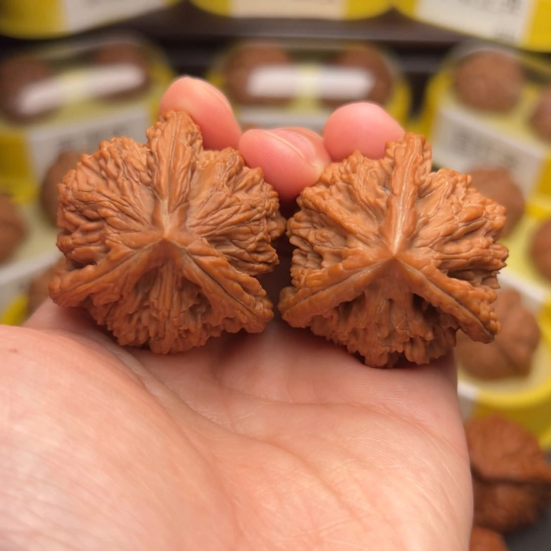 文玩核桃吊坠虎头