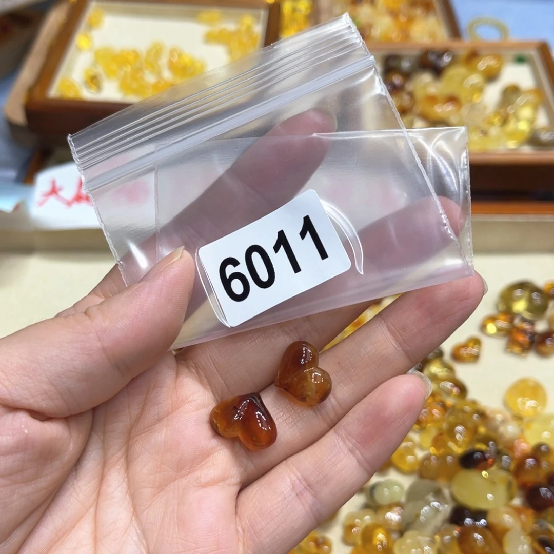 C***.未镶嵌琥珀珠宝奇石