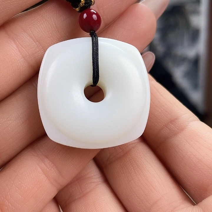 颈饰未镶嵌和田玉（糖玉）