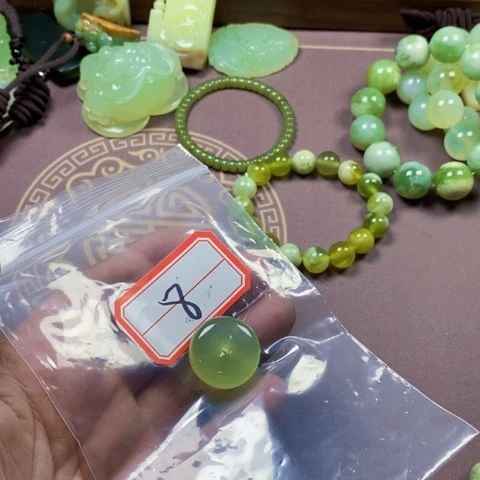 未镶嵌蛇纹石玉颈饰