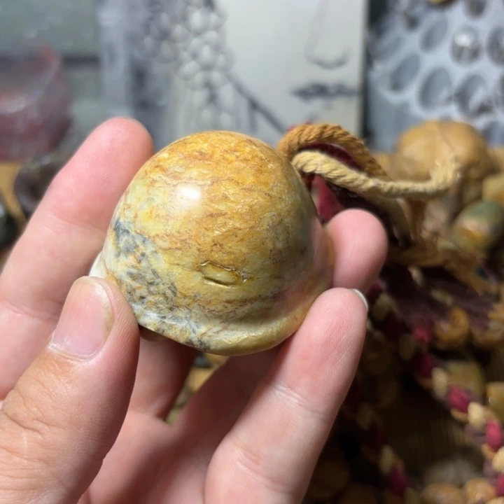 颈饰未镶嵌岫岩河磨玉（透闪石质玉）