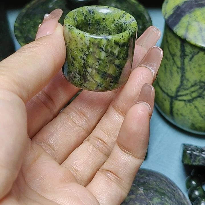 蛇纹石玉未镶嵌扳指