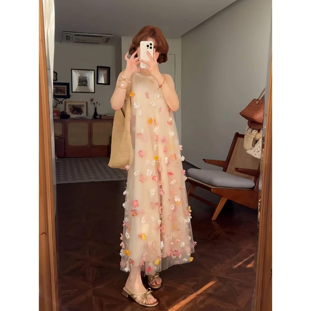 英俊-花漫-春季新款仙气立体花朵长款挂脖背心连衣裙度假风大摆裙